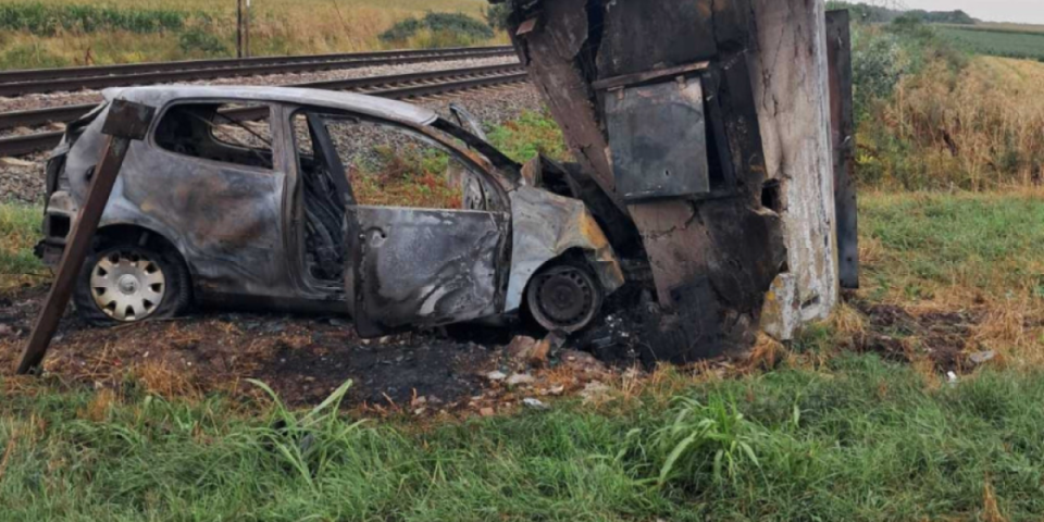 Autom udario u železničku kućicu pored pruge, pa se zapalio: Horor kod Putinaca, čoveku se bore za život (FOTO)