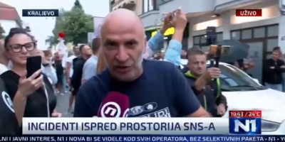 Ekstremista i huiligan iz redova navijača FK Novi Pazar, koji sebe predstavlja imenom Ahmed sila, pravio je juče haos ispred prostorija Srpske napredne stranke (SNS) u Kraljevu i tom prilikom pretio predsedniku Srbije Aleksandru Vučiću.