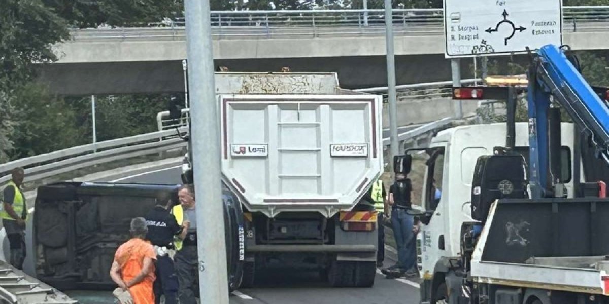 Prevrnut automobil na isključenju za Topčider: Neobičan udes na Čukarici (FOTO)