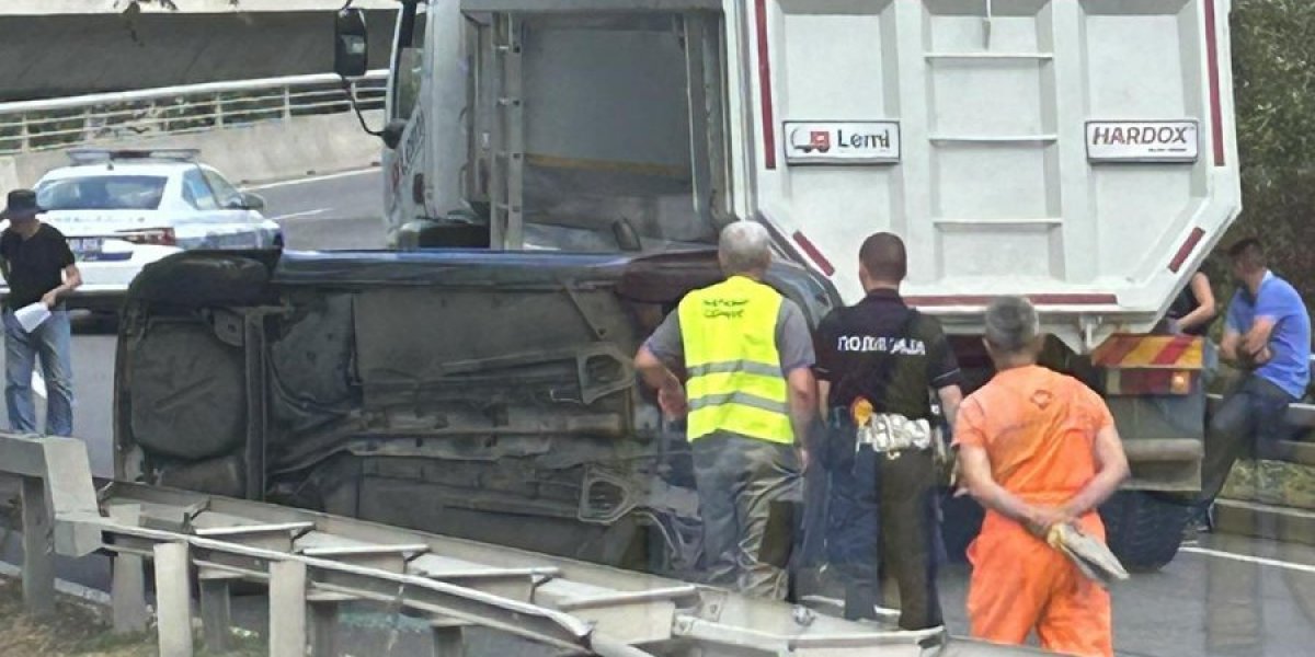 Prevrnut automobil na Čukarici