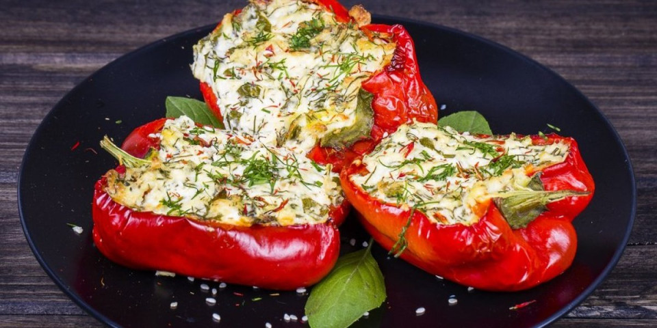 Zapečene paprike sa sirom i jajima: Tradicionalni specijalitet sa juga Srbije koji osvaja sva čula