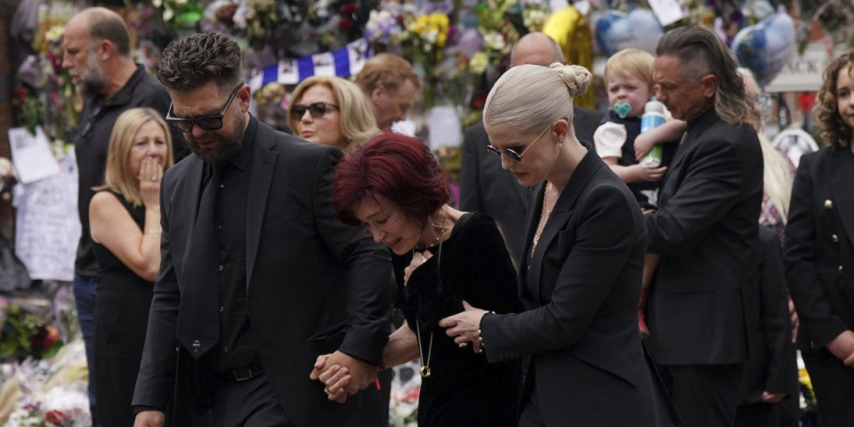 Ispraćaj Ozija Ozborna: Supruga se raspala od bola, na hiljade ljudi pozdravilo legendu - prisutne brojne zvezde (FOTO/VIDEO)