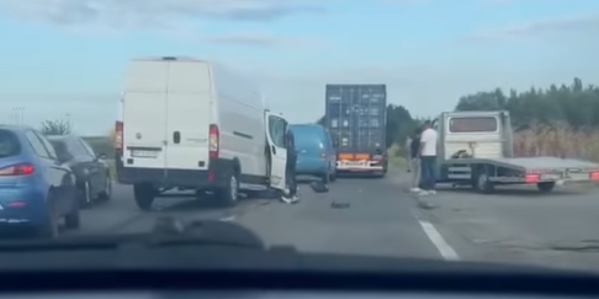 Teška saobraćajka u Zemunu: Kombi smrskan, vozač ostao zarobljen u kabini (VIDEO)