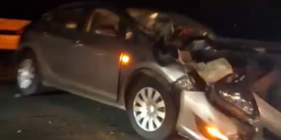 Vozilo potpuno smrskano, delovi rasuti po putu: Težak udes na auto-putu u smeru ka Nišu (VIDEO)