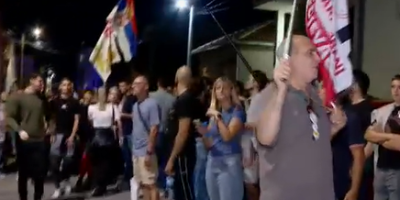 Večeras se u Kragujevcu dogodila scena koja je razbesnela i zgrozila sve pristojne građane. Grupa blokadera pojavila se ispred porodične kuće gradonačelnika Nikole Dašića, pretvarajući mirno naselje u poligon za provokacije, galamu i krajnje neprimereno ponašanje.