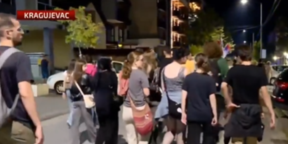 Kao nacistička falanga, a sve vreme ih prati reporterka N1! Ovakvu sramotu Srbija još nije videla (VIDEO)