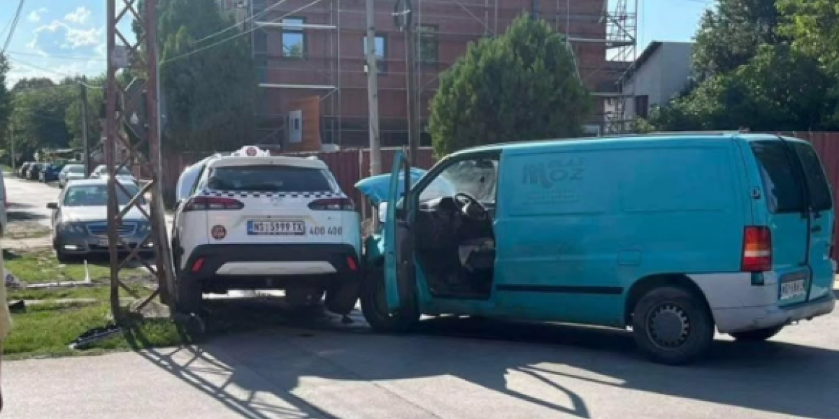 Težak udes kombija i taksija u Novom Sadu (FOTO)