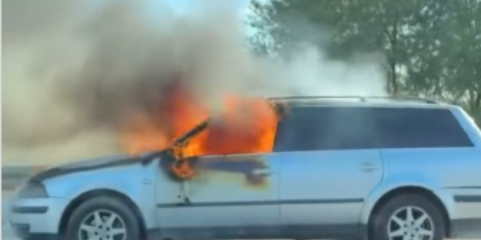 Vatra progutala vozilo, crni dim kulja na sve strane: Horor na auto-putu (VIDEO)