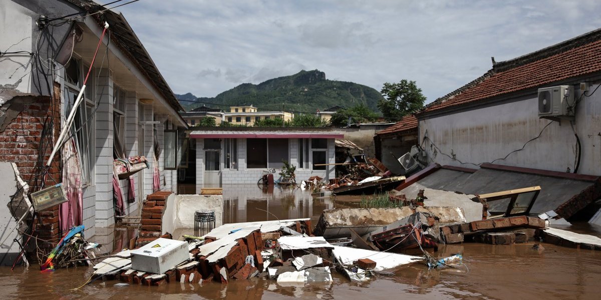 Pakao u Kini: Više desetina mrtvih usled poplava, dom za stare pretvoren u grobnicu! (FOTO/VIDEO)