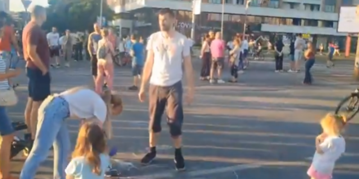 Da li ste vi ljudi normalni? Blokaderi postavili decu na raskrsnicu i na tramvajske šine (VIDEO)