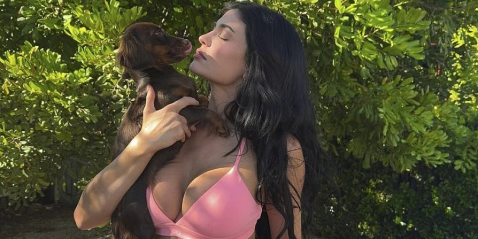 Dekolte puca: Kajli Džener bujnim grudima zapalila mreže - seksi crnka grmi kako izgleda (FOTO)