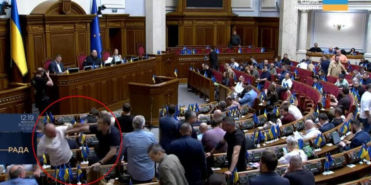 (VIDEO) Potukli se poslanici u skupštini Ukrajine: Pesničenje palo usred rasprave o velikom skandalu Zelenskog