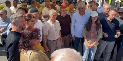 Na kružnom toku ispred Gradske uprave Novi Pazar okupilo se oko 100 blokadera, a njih je obišao Sulejman Ugljanin, lider ekstremističke SDA.