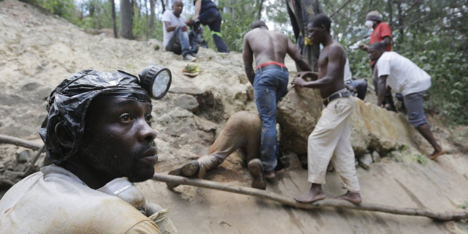 Sa robovima još uvek nije gotovo: Zapad pljačka Afriku dok priča o spasavanju planete