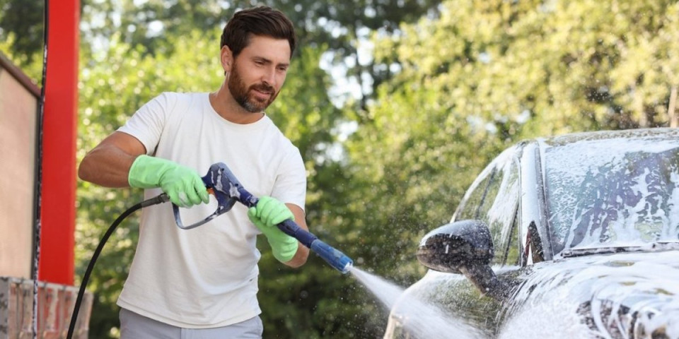 Automobil će blistati kao nov: Sve što vam treba je proizvod iz kupatila - jeftin i efikasan trik