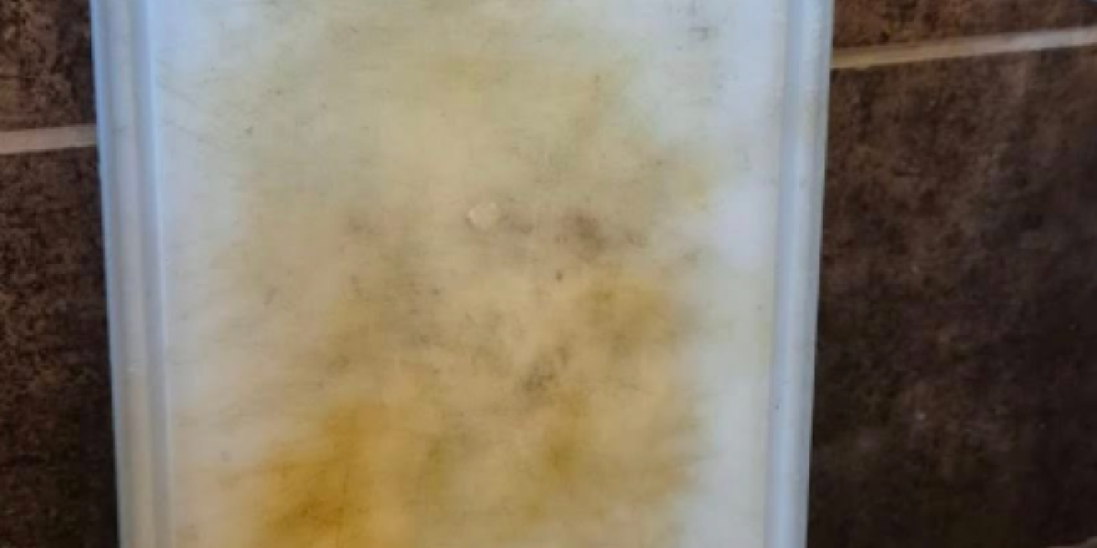 Prljava i oštećena daska u kuhinji