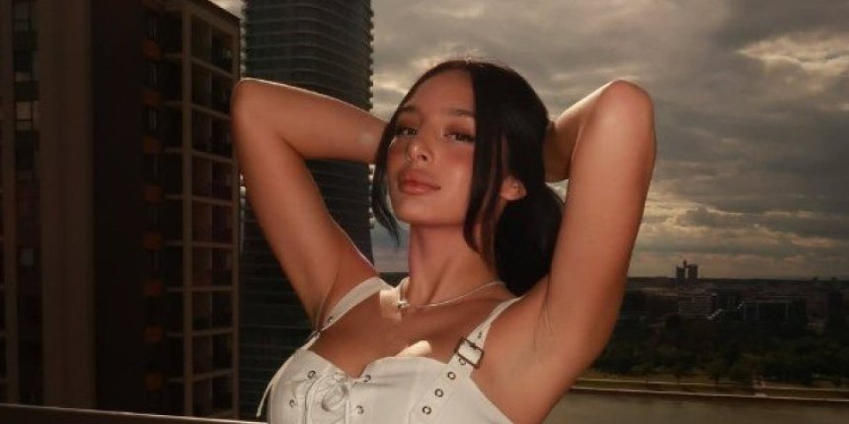 Napupele grudi i go stomak: Nina Đogani provocira na radnom mestu (FOTO)