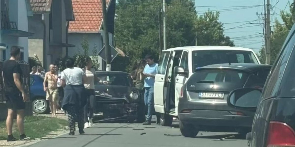 Težak udes u Staroj Pazovi: Proleteo na ''Stop'' pa se zakucao u kombi (FOTO)