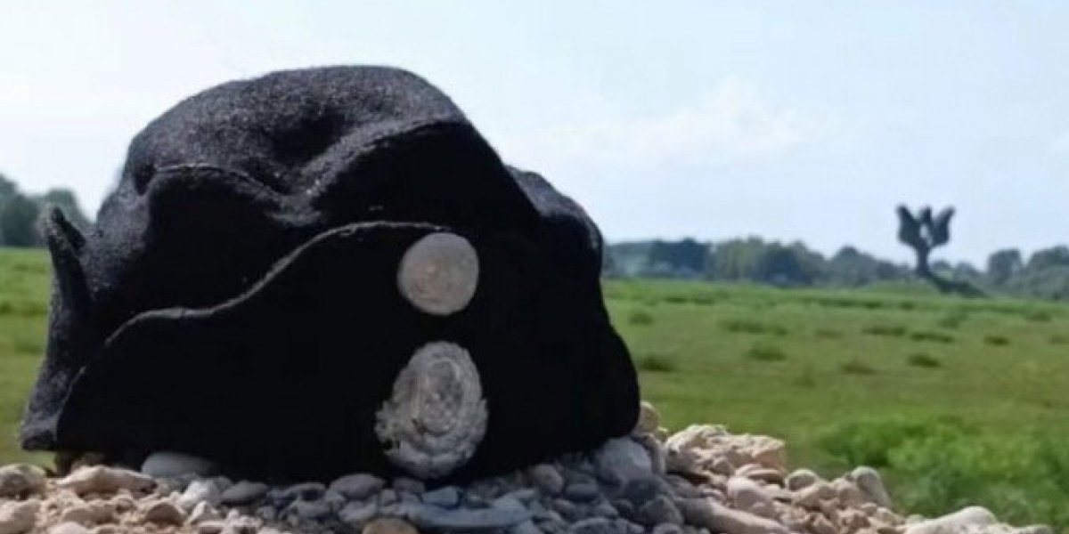 Fotografija ustaške kape ispred Jasenovca: Sramna provokacija na kostima žrtava "Nezavisne Države Hrvatske"