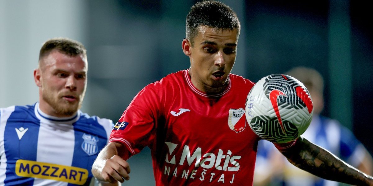 Neverovatno... Komičan autogol u Staroj Pazovi, fudbaleri Javora u neverici gledali (VIDEO)