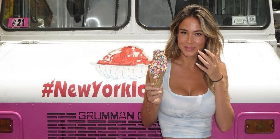 Dileta Leota bez brusa, nasred ulice liže sladoled... Vrelim fotkama zapalila internet (FOTO)