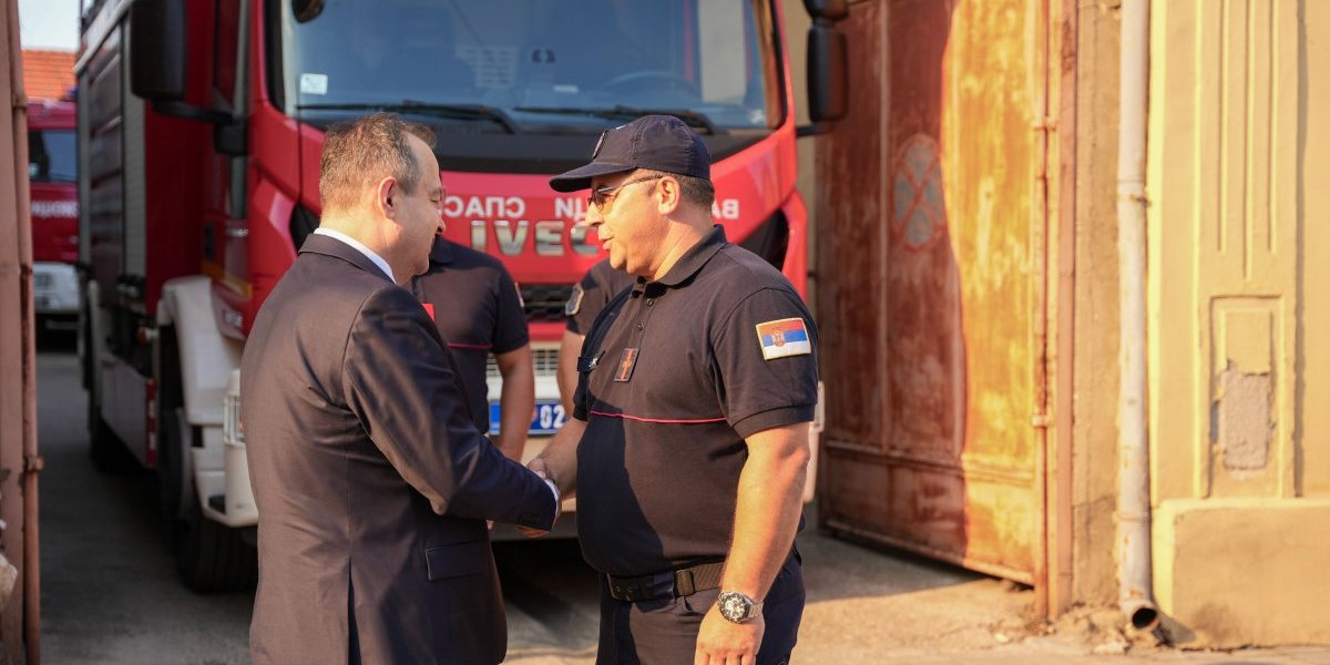 Ivica Dačić u poseti Vatrogasno - spasilačke jedinice u Negotinu