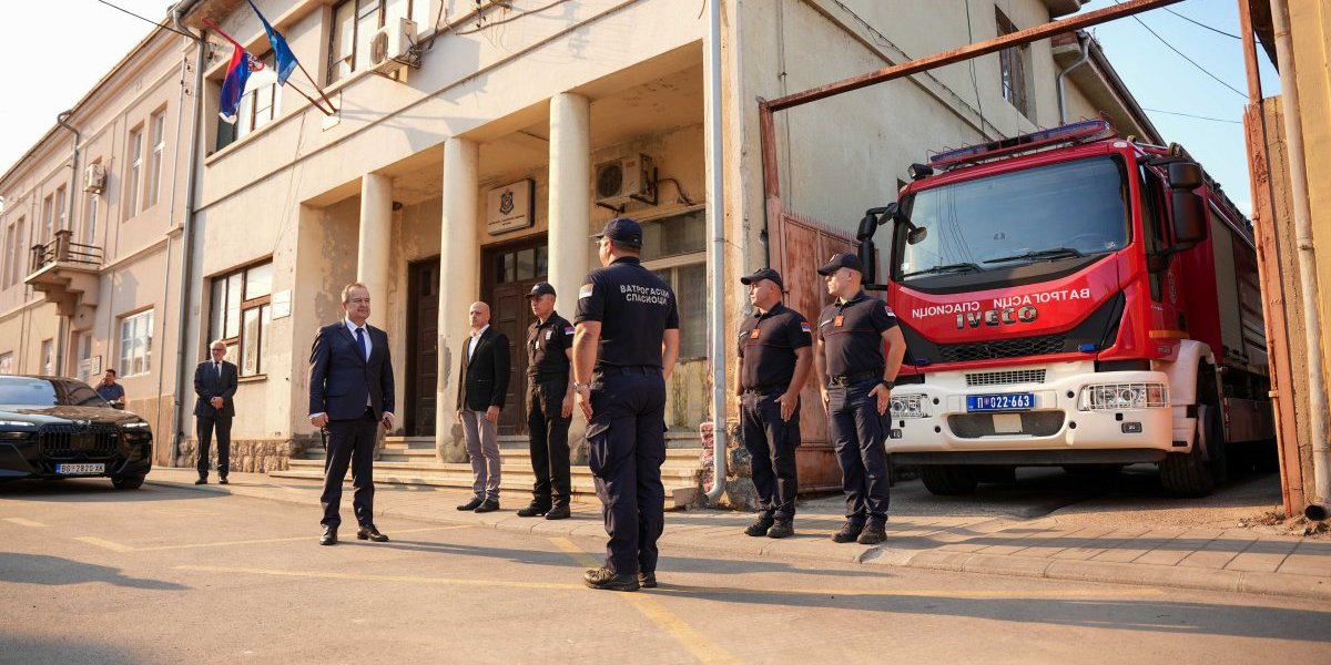 Ivica Dačić u poseti Vatrogasno - spasilačke jedinice u Negotinu