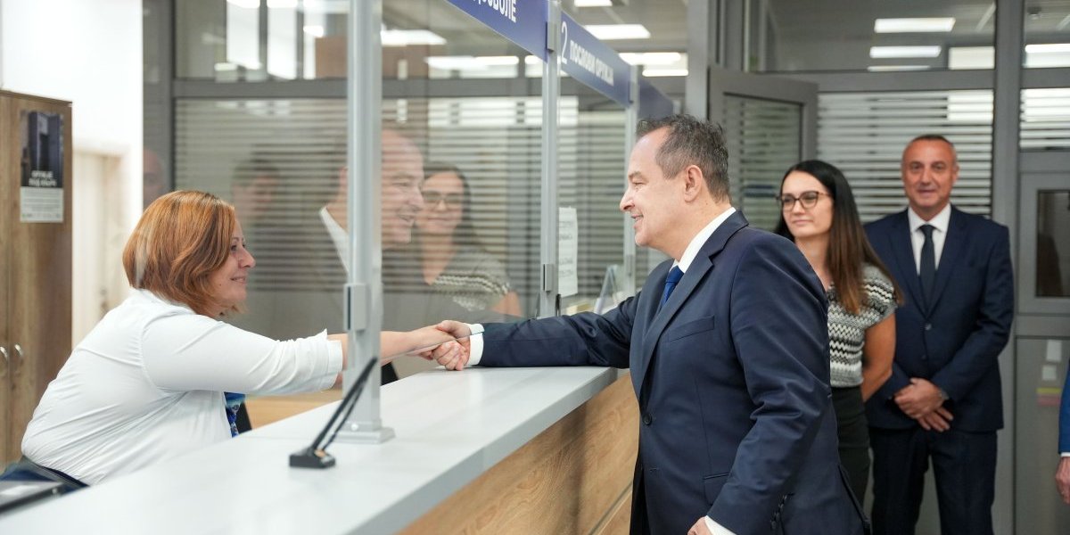 Ivica Dačić sa zaposlenima u PS Negotin