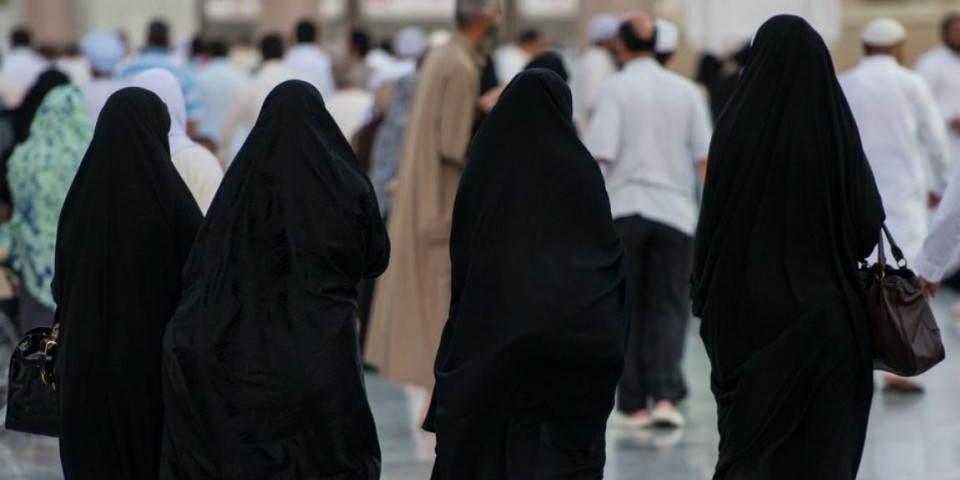 Čovek oženio učenicu, direktorku, nadzornicu i učiteljicu iz jedne škole: Najneobičnija porodična priča iz Saudijske Arabije