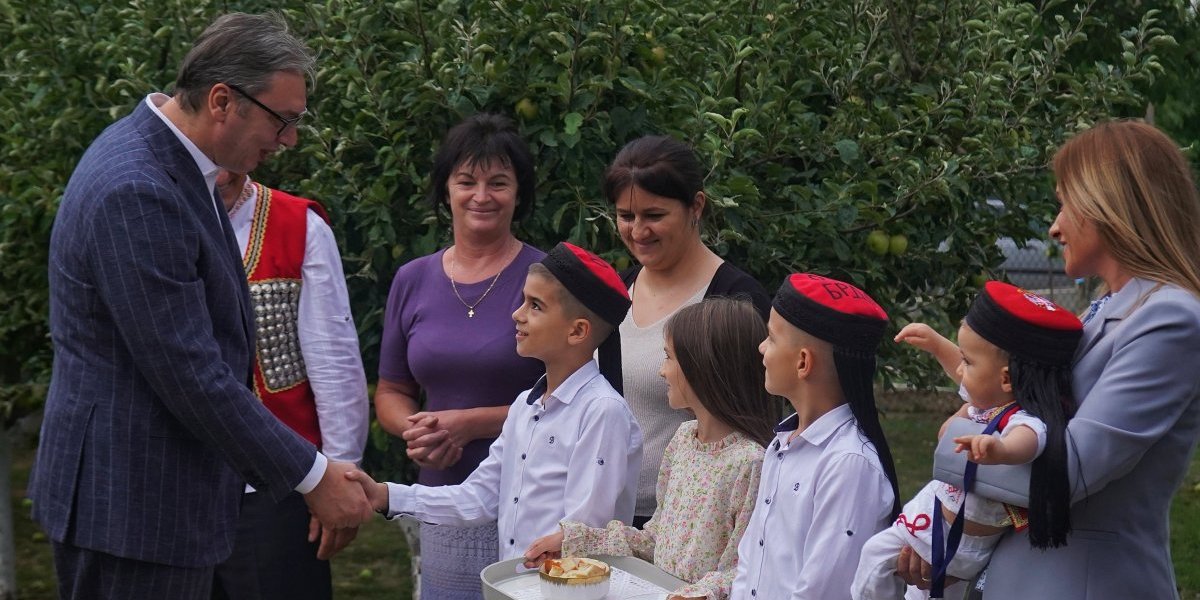 Porodica Radan u izbegličkoj koloni izgubila treću bebu: Nakon "Oluje", u Banstolu sve stvorili od nule (FOTO)