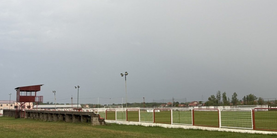 Grom udario tokom utakmice kod Loznice! Dvojica fudbalera povređena, jedan u životnoj opasnosti (FOTO)