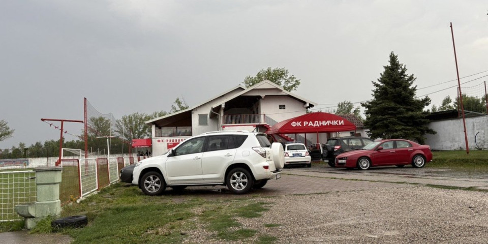 U kritičnom stanju! Fudbaleru se i dalje bore za život posle udara groma na utakmici (FOTO)