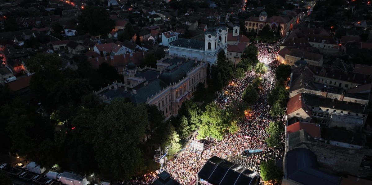 VIŠE OD 30.000 LJUDI NA KIŠI U SREMSKIM KARLOVCIMA! Sa predsednikom Vučićem obeležili Dan sećanja na stradale u "Oluji" (FOTO)