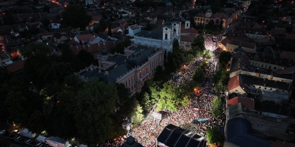 VIŠE OD 30.000 LJUDI NA KIŠI U SREMSKIM KARLOVCIMA! Sa predsednikom Vučićem obeležili Dan sećanja na stradale u "Oluji" (FOTO)