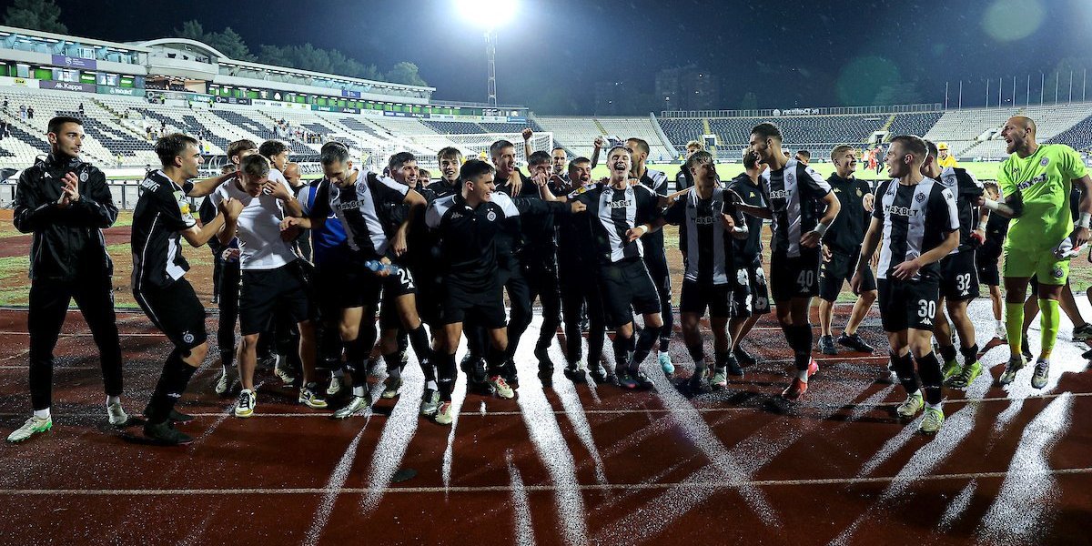 Aranđeleeeeee, Aranđeleeee... Partizanova deca umalo u grob oterala navijače (VIDEO/FOTO)