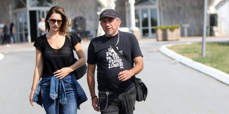 Pevačica zatekla muža na gomili u stanu na Novom Beogradu: "Ušla sam i počupala je za kosu"