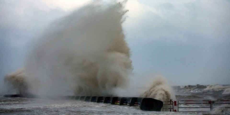 Potop se nastavlja: Britaniju čeka 48 sati pakla – Kiša, sneg i udari vetra ne posustaju (FOTO/VIDEO)
