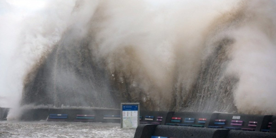 "Ovo je opasno po život!" Velika Britanija pod uzbunom, ne zna se kako će se završiti: Odložite sve!