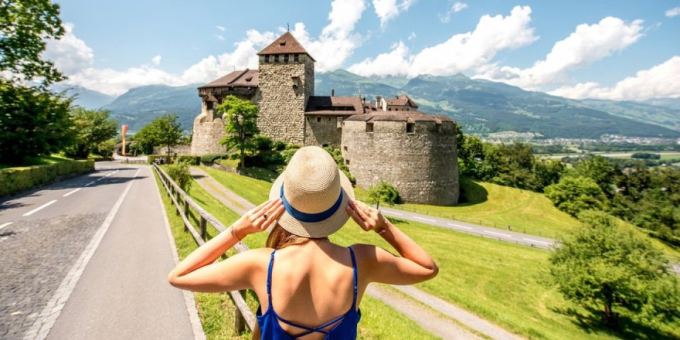 Najveća tajna Evrope: Država bez aerodroma, maternjeg jezika i valute, a među najbogatijima na svetu (FOTO)