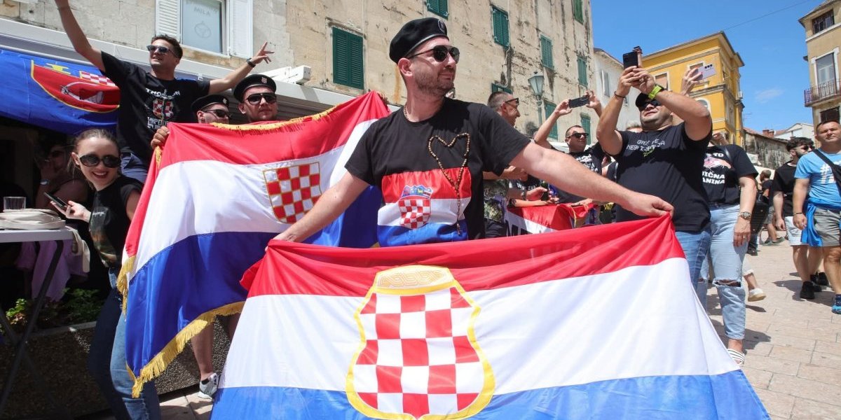 Na hiljade ustaša slilo se u Sinj, slave pokolj Srba: Obučeni u crno viču "Za dom, spremni", vijore se zastave NDH (VIDEO)