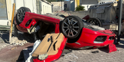 Rano jutros, oko 3 sata, dogodila se teška saobraćajna nesreća u Tivoliju kod Rima, kada je ukradeni "porše" sleteo s puta i udario u kapiju jedne firme. U automobilu su bila trojica mladića poreklom sa Balkana.