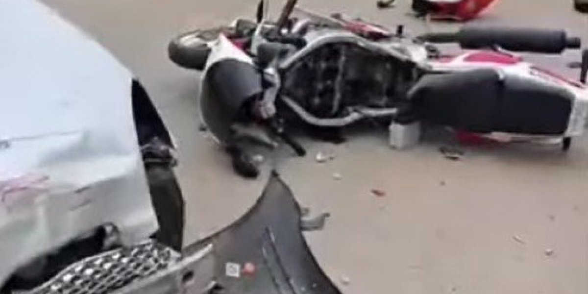 Jeziv snimak sa ulice u Srbiji: Motocikl udara u automobil (FOTO/VIDEO)
