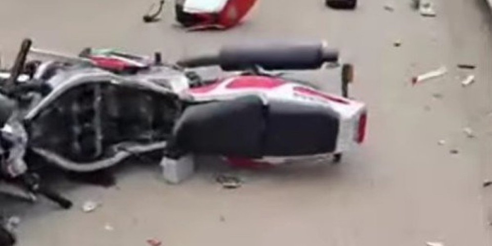 Oboren motociklista u Zemunu: Krhotine od vozila na sve strane po kolovozu