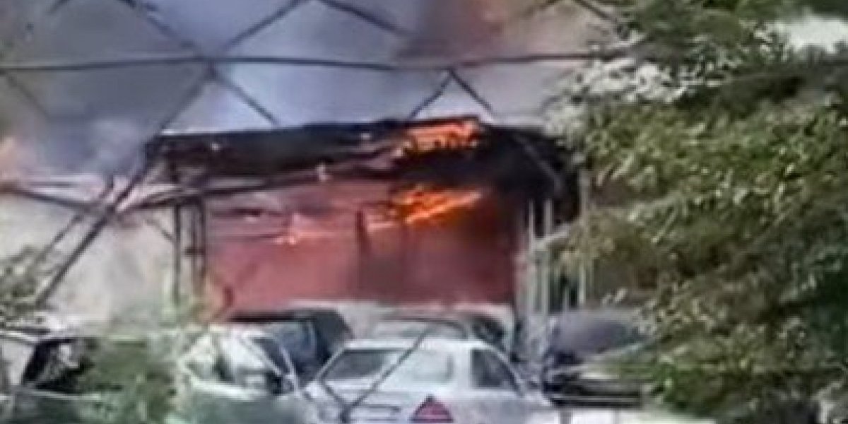 Snimak požara u Batajnici: Pogledajte kako plamen guta krov garaže (VIDEO)