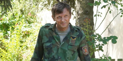 Glumac Jovo Maksić (53) imao je 22 godine dok je bežao u koloni ustaške zločinačke akcije "Oluja" i kaže da takvo zlo ne smemo da zaboravimo jer se ono može ponoviti.