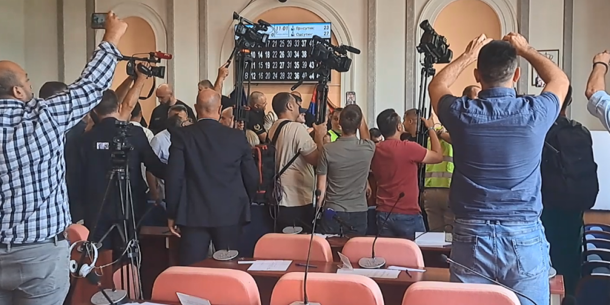 Bagra neviđena! Aleksićev potrčko divlja po Zaječaru, Đuričković izazvao tuču - uhapšeno nekoliko blokadera (VIDEO)