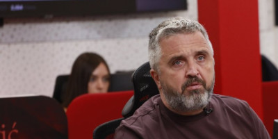 Glavni urednik Informera Dragan J. Vučićević u Kolegijumu naše televizije izneo je danas šokantno otkriće o vezama i kontaktima blokadera Vladana Anđelkovića.