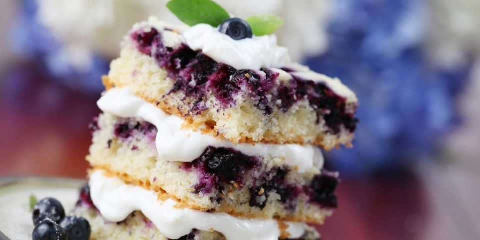 Kolač bez ulja, šećera i brašna: Pravi se očas posla, a osvaja božanstvenim ukusom (VIDEO)