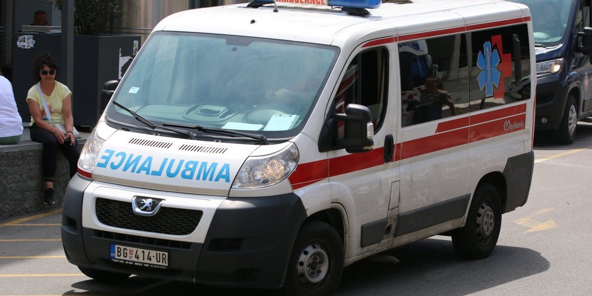 Traje borba: U toku dijagnostika čoveka kojeg je pregazio sopstveni kombi u Železniku