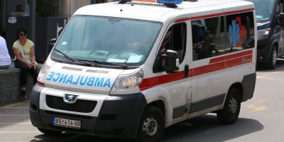 Muškarac starosti oko 40 godina teško je povređen kada ga je nepoznati napadač izbo nožem u centru Beograda.